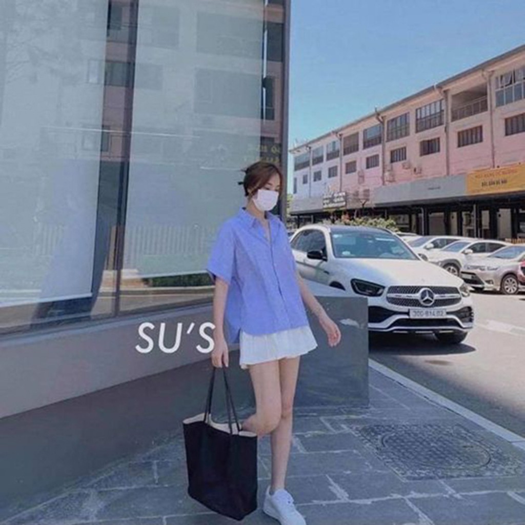 Áo sơ mi cộc tay, xẻ lưng có cúc cài cực hot, có 3 màu kẻ đen, kẻ trắng, kẻ xanh, chất vải thô, freesize tối đa 55Kg