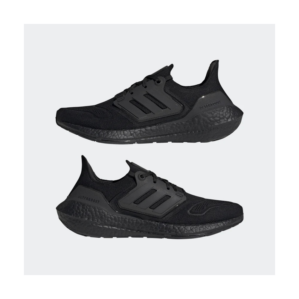6. Giày Ultra Boost 22 Triple Black