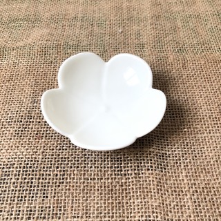 Dĩa gốm trắng hình hoa