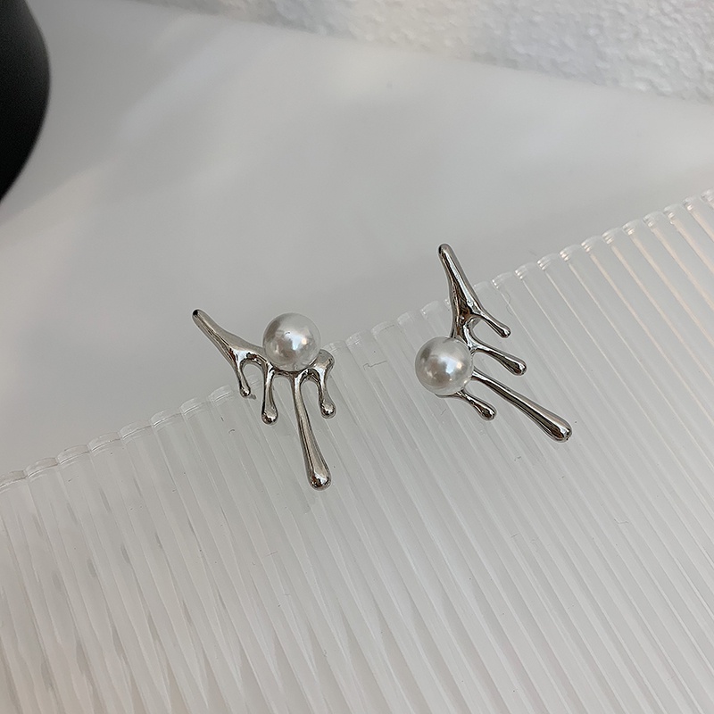 Khuyên tai dáng dài đính ngọc trai phong cách retro thời trang