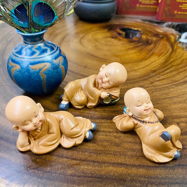 Tượng chú tiểu mini mẫu nằm đáng yêu  trang trí nhà cửa, xe ô tô - Linh Tinh 10k