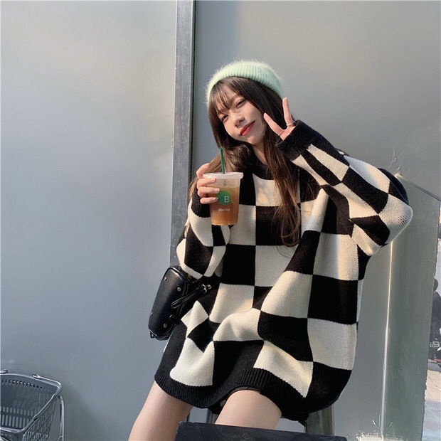 Áo len dáng rộng họa tiết bàn cờ mới cho nữ