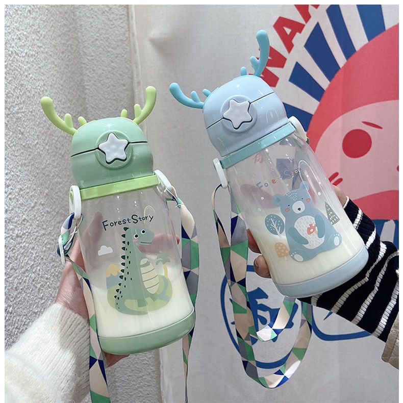 Bình Nước Nhựa Sức Chứa Lớn In Hình Sừng Hươu Hoạt Hình Có Ống Hút Cho Học Sinh