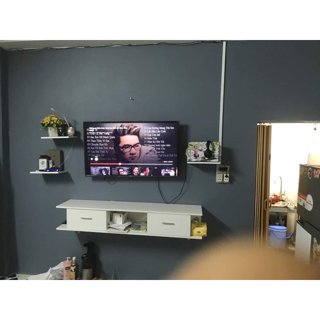 Giấy dán tường một màu. Kích thước: 0.45x10m/cuộn, có keo sẵn mặt sau.