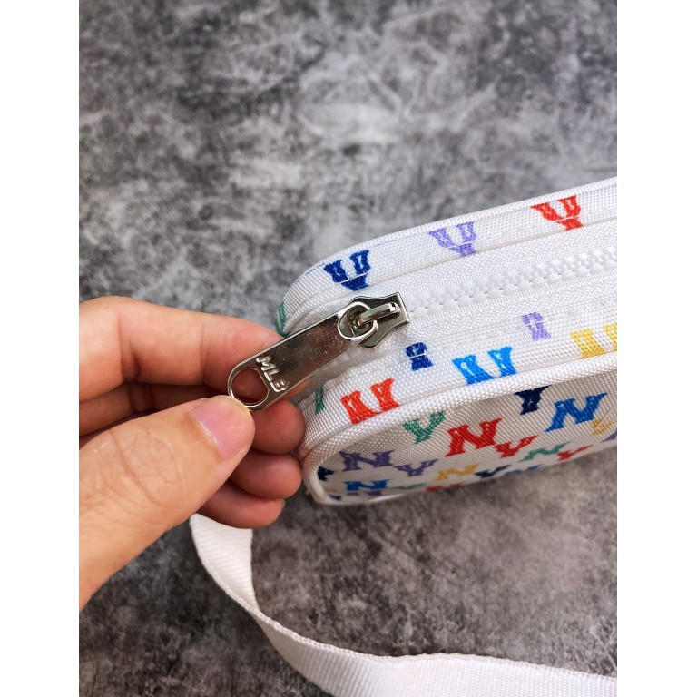 (HÀNG XUẤT XỊN) Túi đeo chéo trắng B214 M//L//B N//Y MONOGRAM CROSSBODY BAG WHITW/MULTICO Made in Viet//nam full-tag
