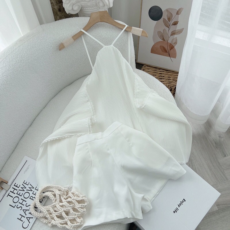 Set áo trắng cổ yếm xoè tà lệch + short