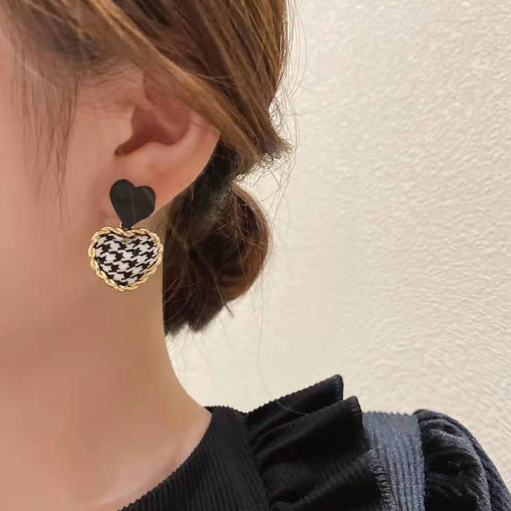 Khuyên tai dáng dài hình trái tim nhiều màu sắc phong cách Hàn Quốc thời trang thu đông cho nữ