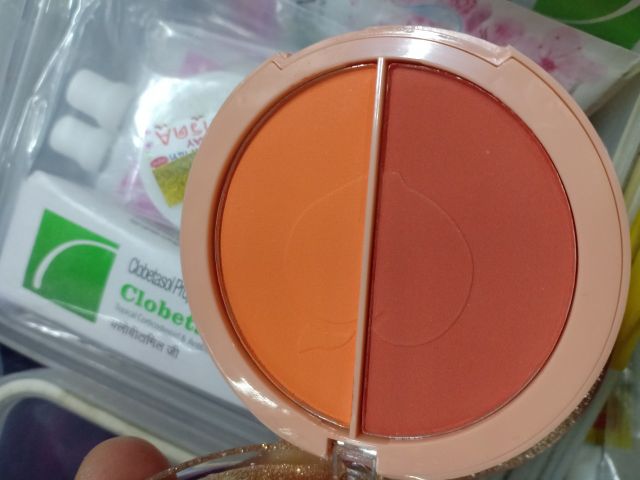 Phấn má 2 ô kiss beauty peach blusher ( đẹp lắm) | BigBuy360 - bigbuy360.vn
