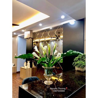 Ly thủy tinh cắm hoa ánh vàng