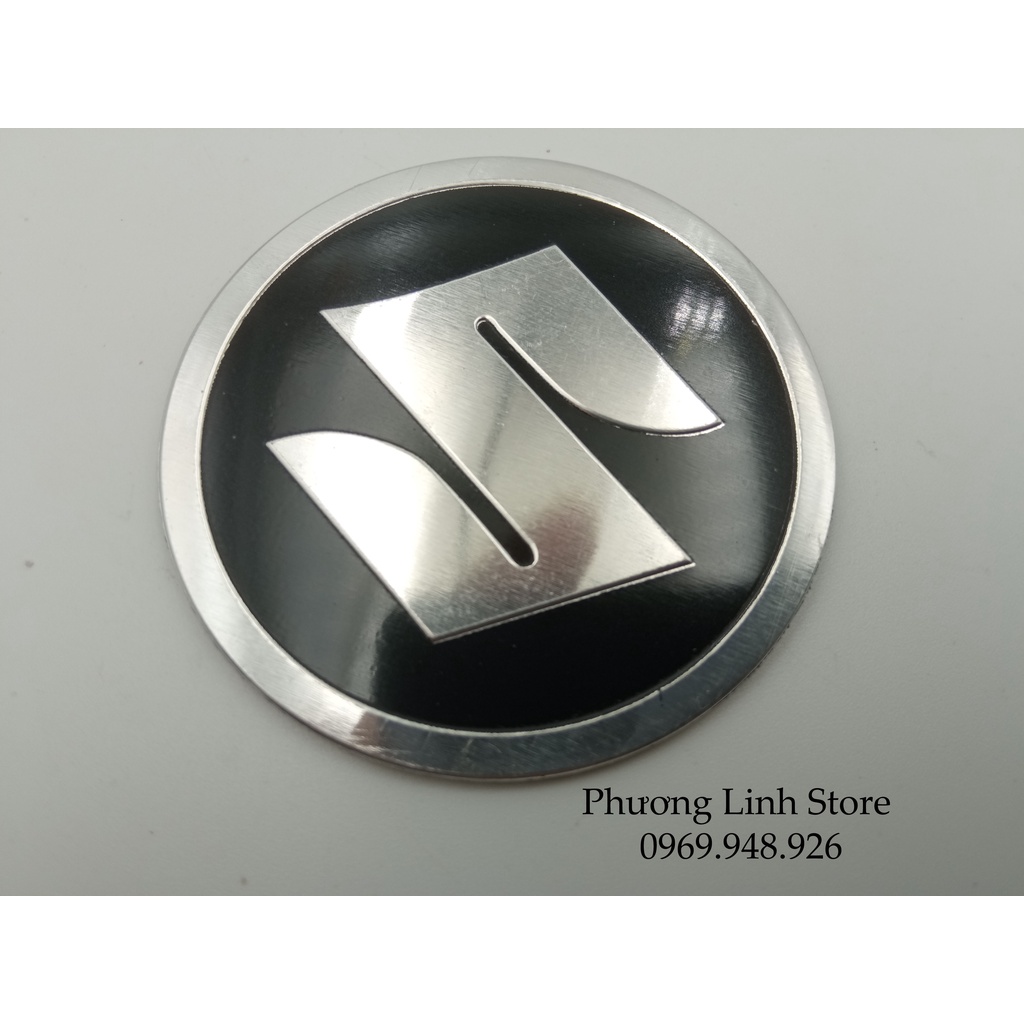 Tem dán xe Suzuki Logo dán xe hình tròn nền đen viền bạc (209)
