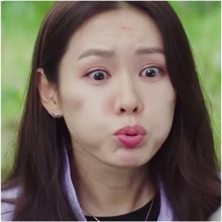 Hoa tai lông vũ đen Son Ye Jin