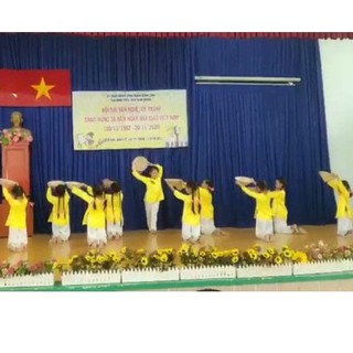 Bà ba bé gái - Hoa cúc