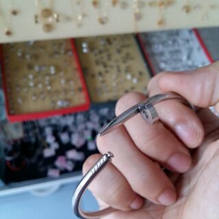 Vòng Tay Đinh Titanium Cao Cấp