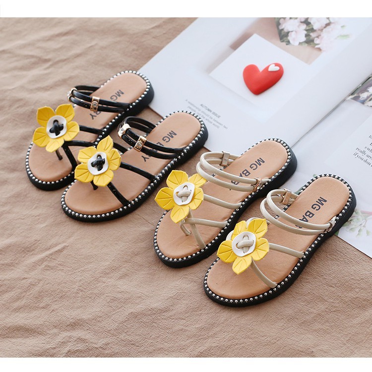 Sandal cho bé - dép đi biển cho bé gái quai da có hình bông hoa xỏ ngón đi mùa hè hàng qccc MG Baby mã V826