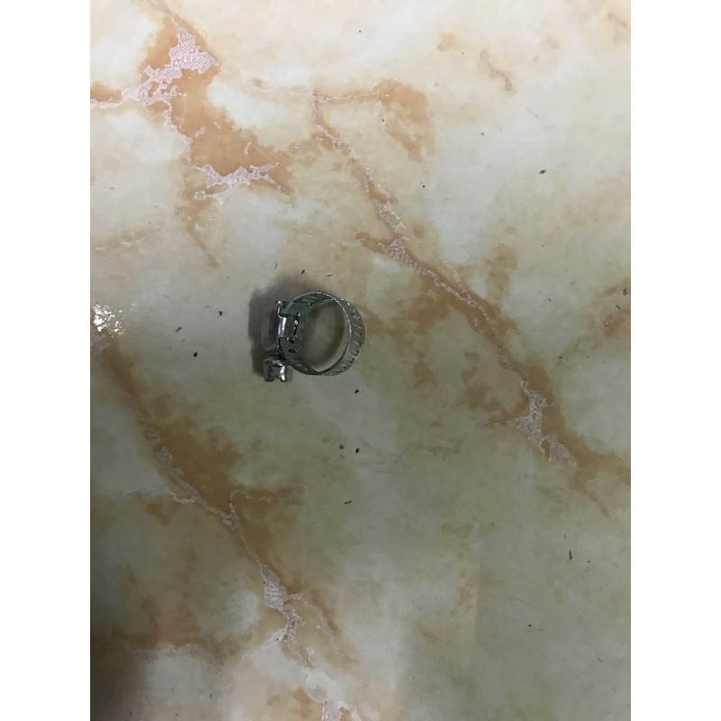 1 cổ dê siết che ống dây hơn