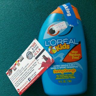 DẦU GỘI CHO BÉ ĐI BƠI CHƠI THỂ THAO TẨY CLO HỒ BƠI  Kids 2-in-1 Extra Gentle Shampoo, Splash of Sunny Orange 265ML TỪ MỸ