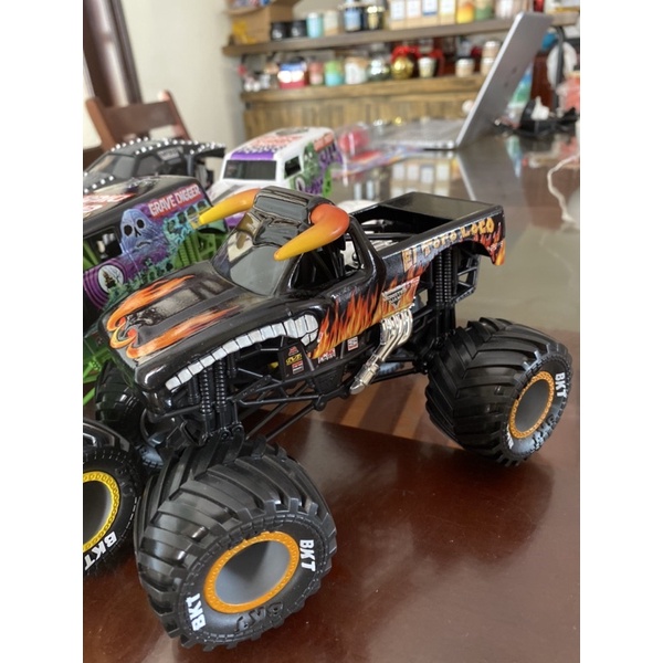 Đồ chơi trẻ em VNXK Xe mô hình Monster Jam làm từ lốp BKT thật, size 1:24. Kid toys made in Vietnam