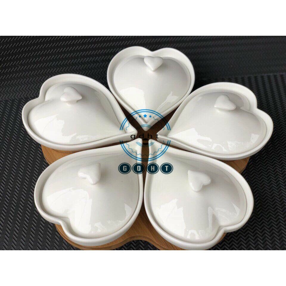 Khay sứ đựng bánh kẹo mứt tết 5 ngăn hình trái tim núm trắng sang trọng kèm đế gỗ
