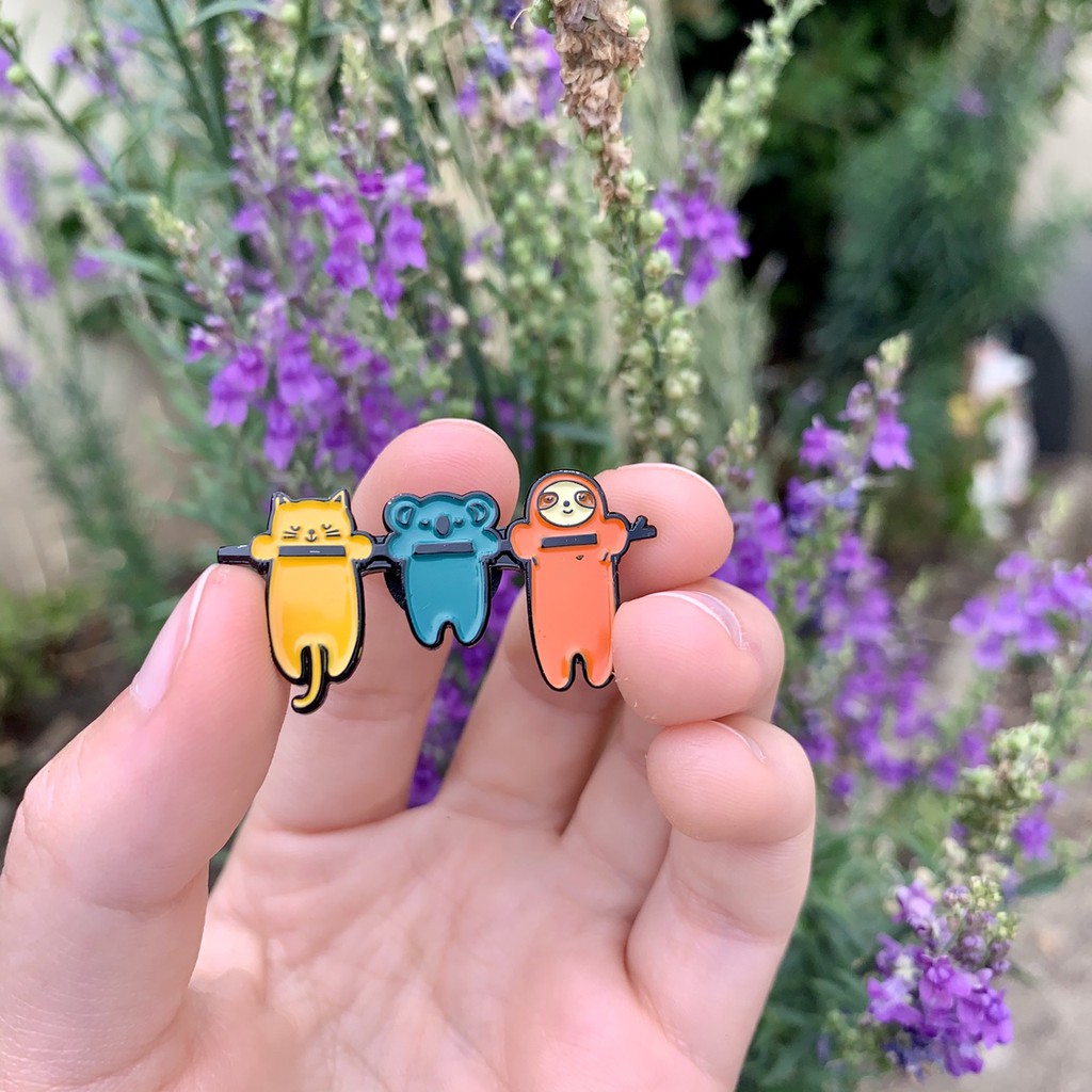 Pin cài áo Con lười