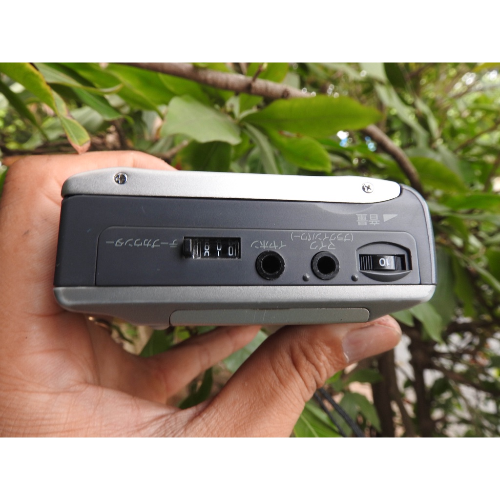 Máy nghe nhạc Cassette Sony TCM-500 có 2 loa ngoài phát băng 2 chiều cửa băng bằng kim loại máy đẹp sáng