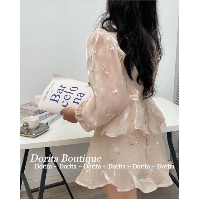 Set áo babydoll voan tơ hoa nổi cổ xẻ kèm quần giả váy - Dorita Boutique