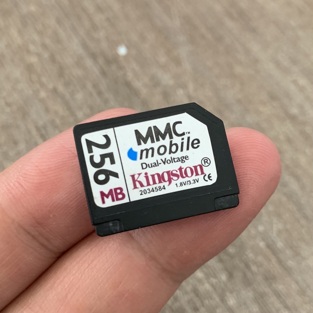 Thẻ nhớ MMC dùng cho các dòng điện thoại cổ Nokia, Siemens và nhiều hãng điện thoại khác. ZIPOKA