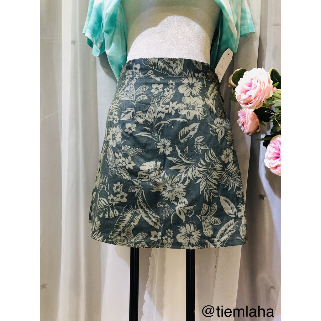 Chân váy ngắn họa tiết hoa lá màu xanh siêu xinh