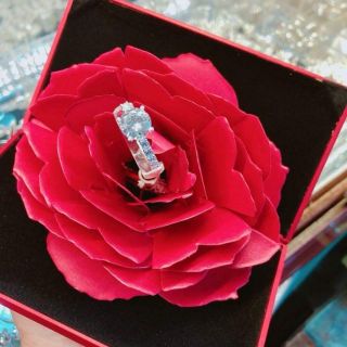 HỘP QUÀ TẶNG VALENTINE NHẪN BẠC TRONG HOA