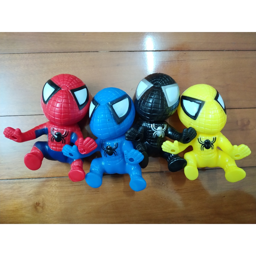 Người nhện bám đuôi xe