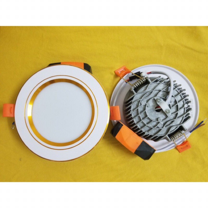 Đèn âm trần 7W đổi màu viền vàng , trắng