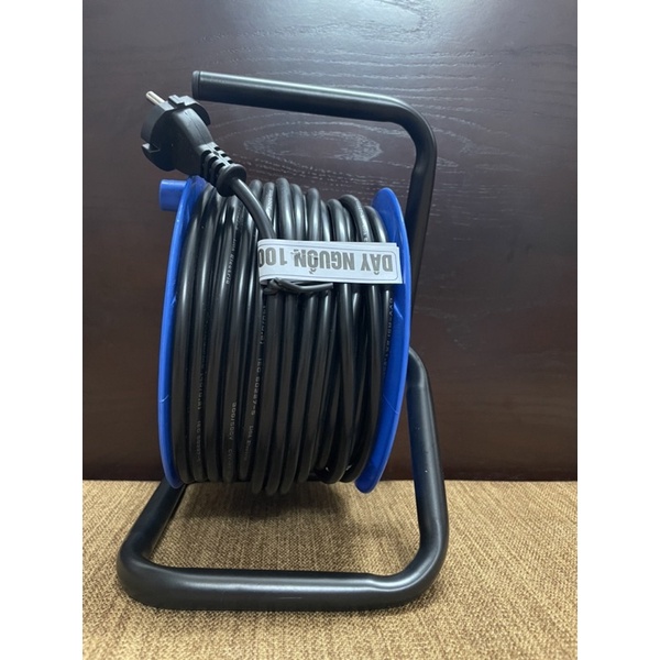 Ổ Cắm Kéo Dài Quay Tay Kiểu Rulo LiOA 20m Xách tay QN20-2-15A Và QN20-3-15A