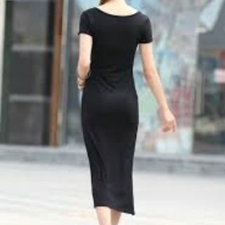 Đầm xuông đen xẻ tà 2 bên