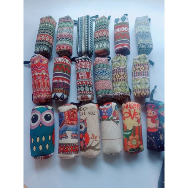 Bán Vì Đam Mê-    Hộp bút/ví tròn thổ cẩm vừa bán vừa tặng cho khách hàng quan tâm shop nhé.