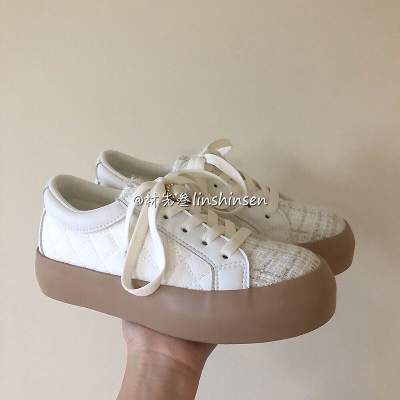 Giày thể thao đế bánh mì nâu vải dạ trắng phối kèm ảnh thật