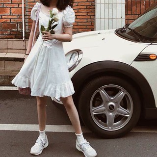 Váy trắng thắt eo dáng xòe