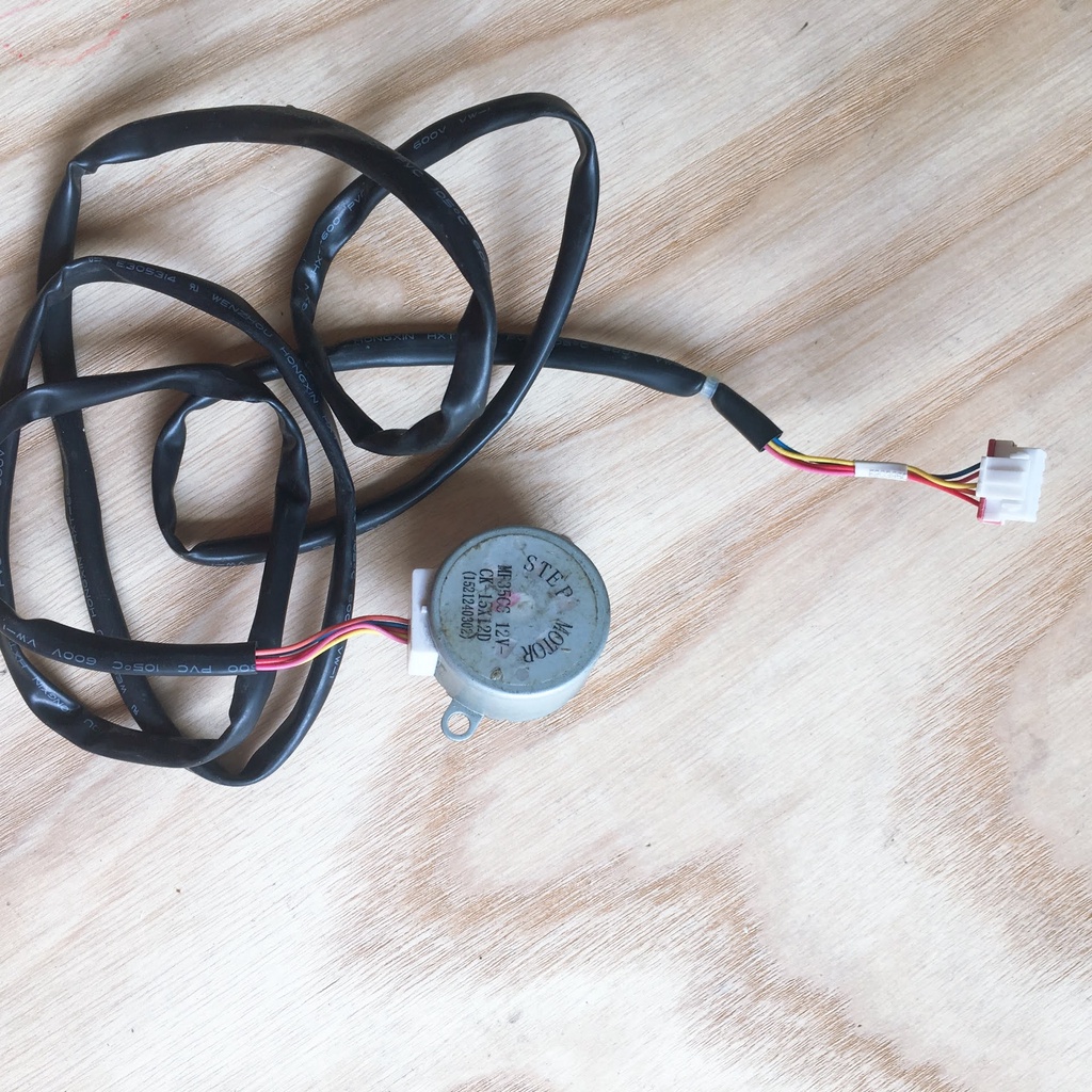Motor đảo gió máy lạnh Toshiba lớn [ẢNH THẬT] Quạt đảo Toshiba lớn, Motor chậm vẫy gió điều hoà