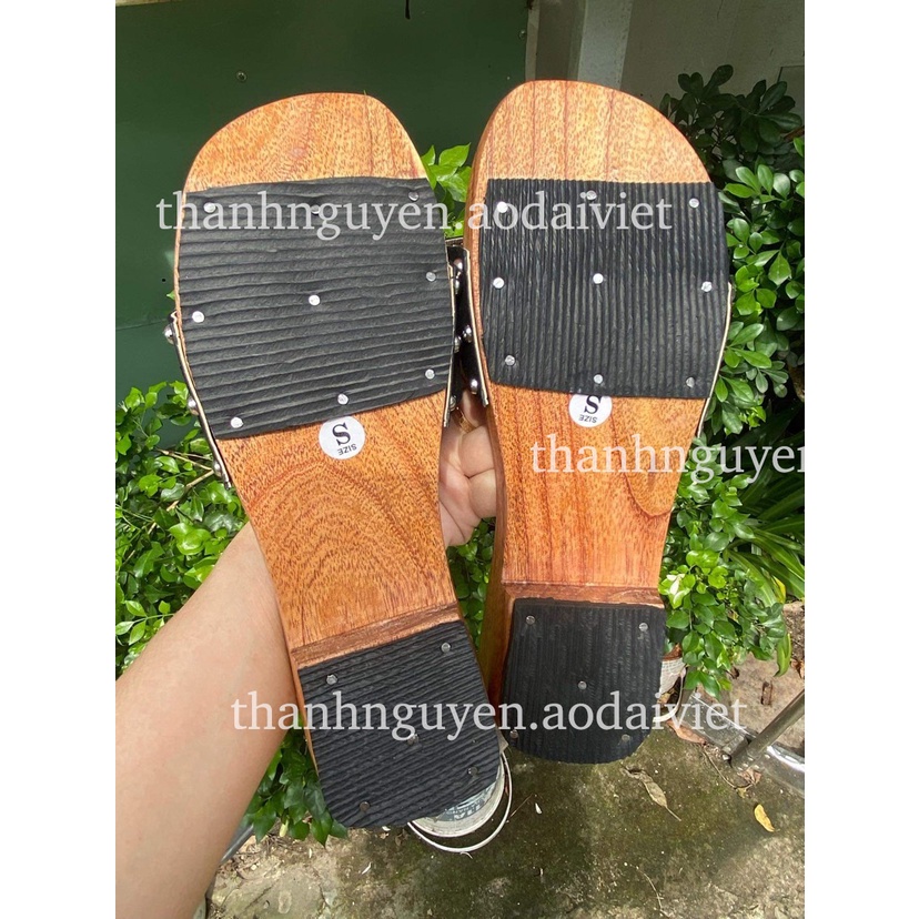 Guốc mộc chụp ảnh áo dài
