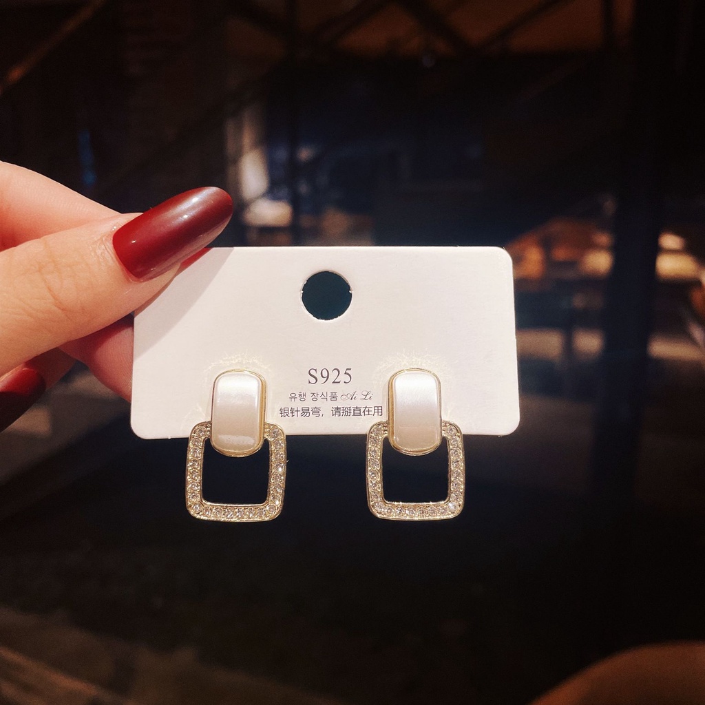 Đôi Bông Tai Ngọc Trai Giả Hình Vuông Mẫu Mới 2022 Dành Cho Nữ