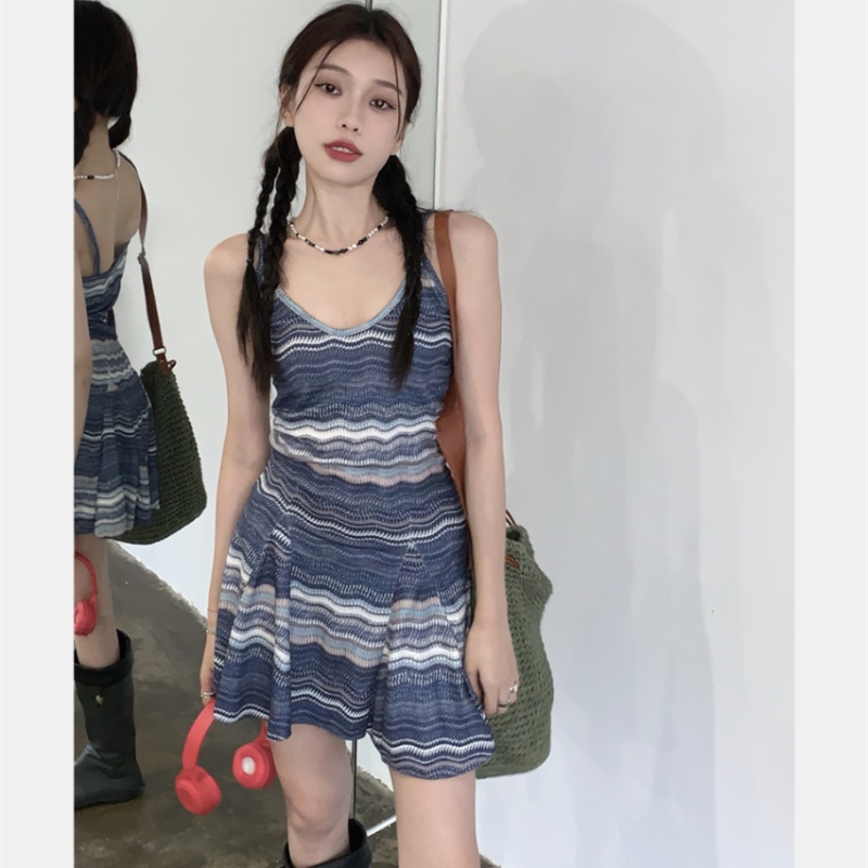 Đầm Không Tay Chiết Eo Họa Tiết Kẻ Sọc Phong Cách Quyến Rũ