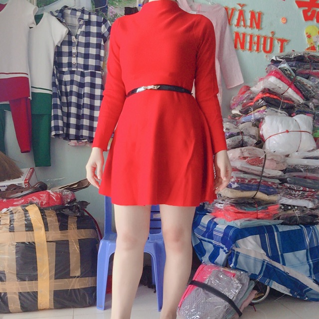 Đầm xoè tay dài không họa tiết mang nét sang trọng nhưng không kém phần quyến rũ với tông màu đen , đỏ nổi bật ,ấn tượng