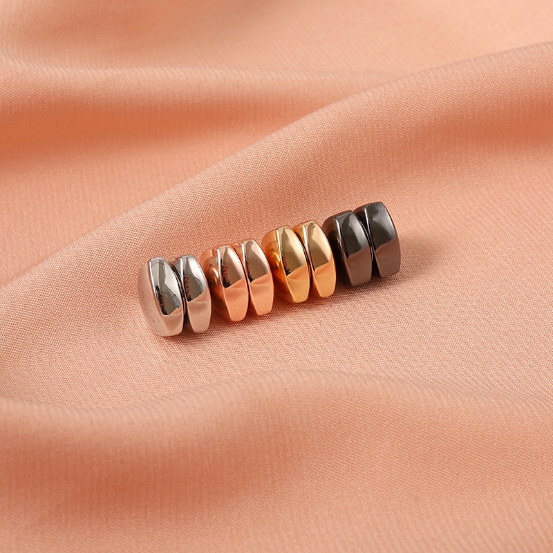 Ghim Cài Áo Hình Tam Giác Thiết Kế Tinh Tế