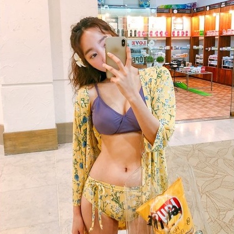 Set bikini kèm áo khoác hoa vàng
