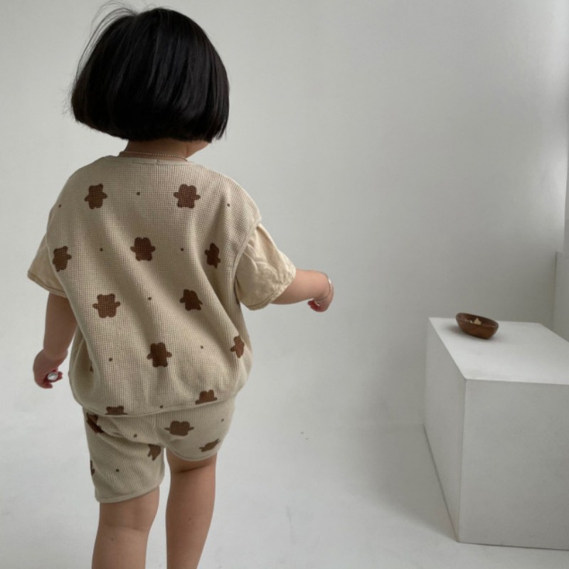 Set đồ 2 món gồm áo sát nách in hoạ tiết hoạt hình và quần short dành cho bé