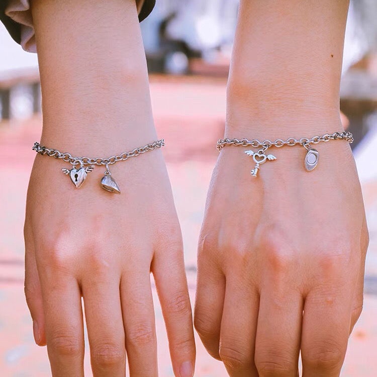 Set 2 Vòng Tay Thép Không Gỉ Có Nam Châm Hình Trái Tim Cho Cặp Đôi