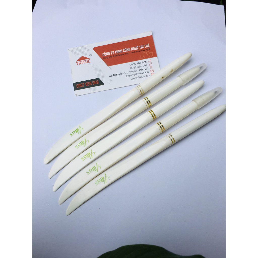 In logo lên bút bi hình dao, bút bi làm quà tặng khách hàng sử dụng nhiều trong các khách sạn