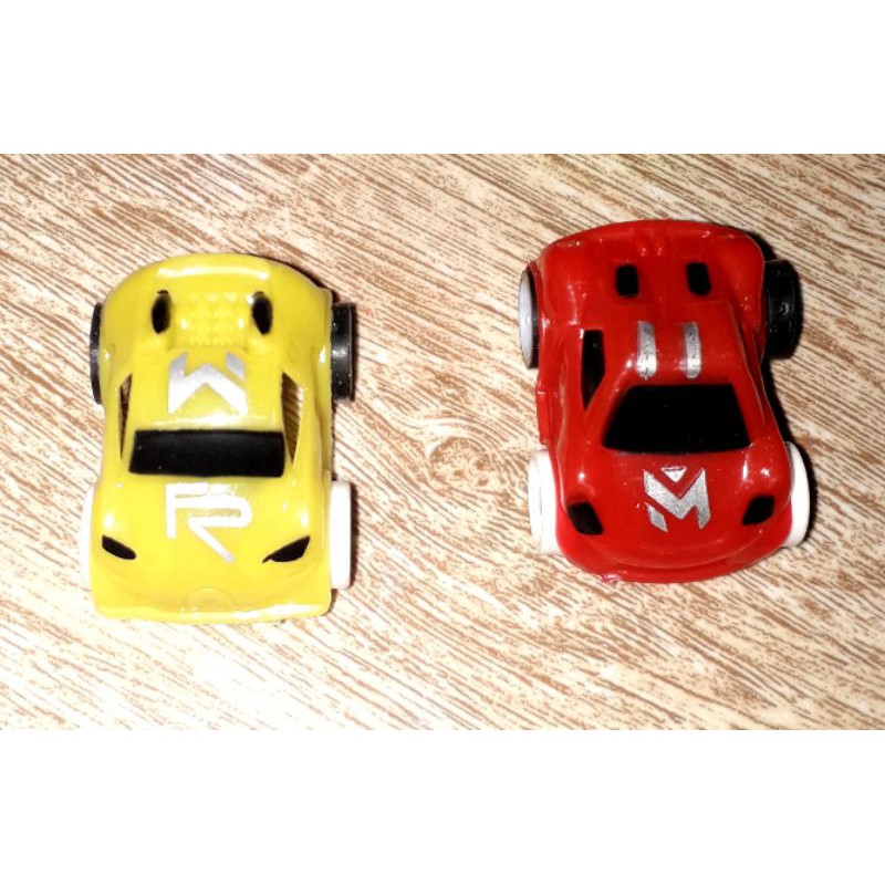 Một chiếc xe ô tô mini chạy chớn bằng nhựa rất ngầu