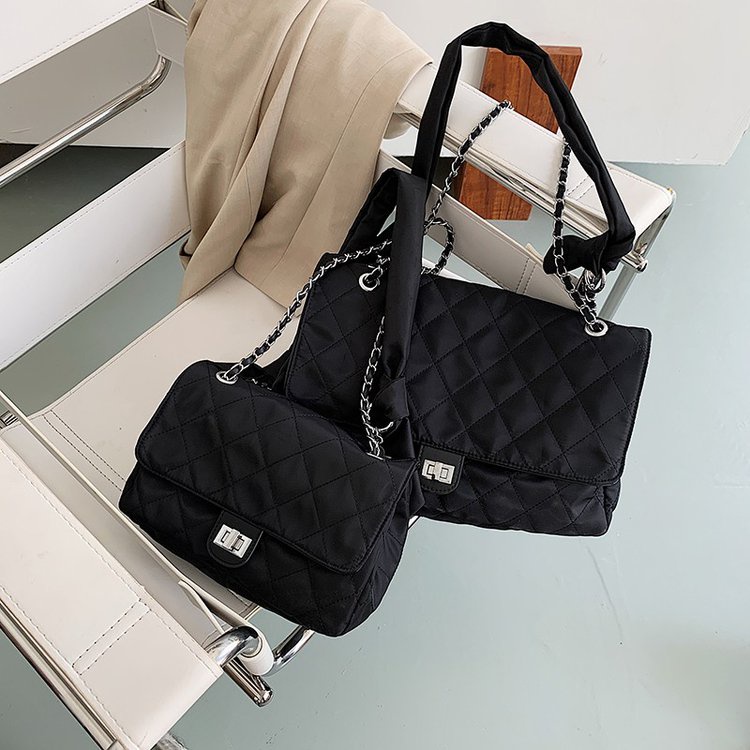 Túi Đeo Vai Vải Nylon Đính Đá Phối Dây Xích Cỡ Lớn Kiểu Mới 2020 Cho Nữ