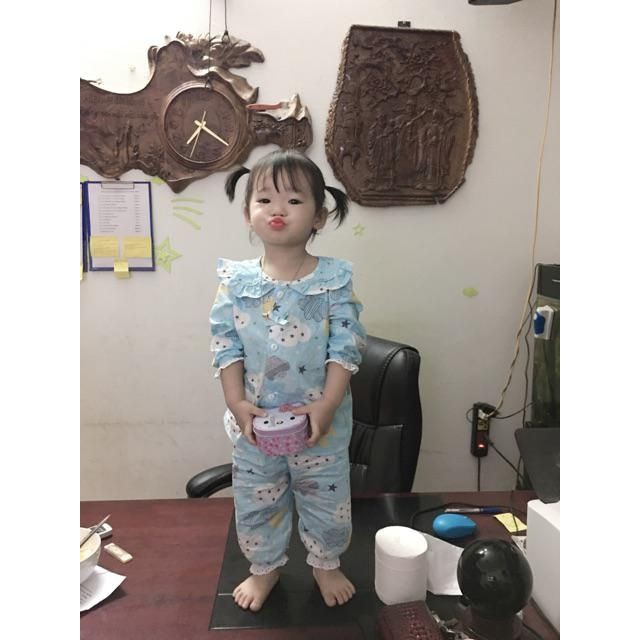 Bộ pijama thô lụa dài tay viền ren cổ bèo in hình cho bé gái