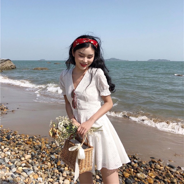 Váy xòe cổ V trắng (order)