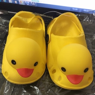 Dép con vịt cho bé